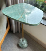 Mesa lateral Emeral, pé em  quartzo brutao, com aço  dourado e tampo em emerald  green polido