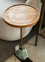Mesa lateral, pé em quartzo  bruto, com aço dourado e tampo  em madeira cumaru.