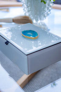 Caixa MDF laqueado com vidro  no tampo e pedra agata. 17cm  compr X13cm larg X6cm alt