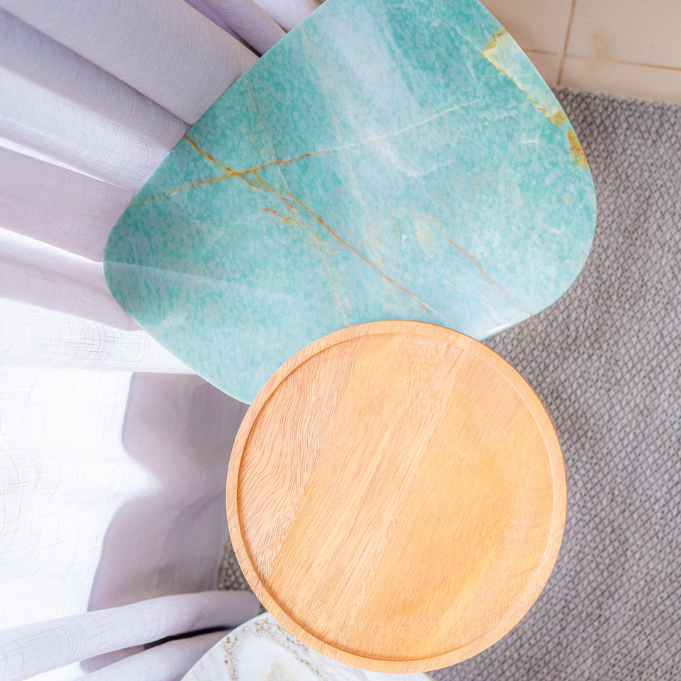 Mesa lateral Emeral, pé em  quartzo brutao, com aço  dourado e tampo em emerald  green polido