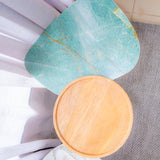 Mesa lateral Emeral, pé em  quartzo brutao, com aço  dourado e tampo em emerald  green polido