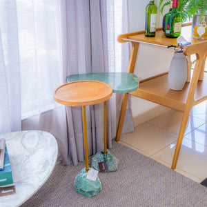 Mesa lateral, pé em quartzo  bruto, com aço dourado e tampo  em madeira cumaru.