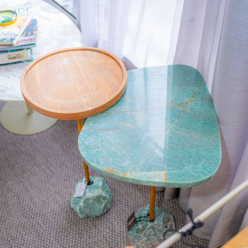 Mesa lateral Emeral, pé em  quartzo brutao, com aço  dourado e tampo em emerald  green polido