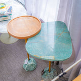 Mesa lateral Emeral, pé em  quartzo brutao, com aço  dourado e tampo em emerald  green polido