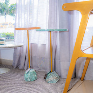 Mesa lateral, pé em quartzo  bruto, com aço dourado e tampo  em madeira cumaru.
