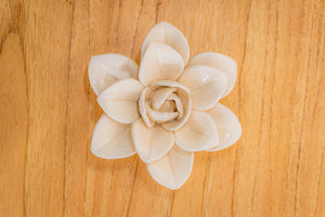 Adorno em Formato de Flor em Poliresina